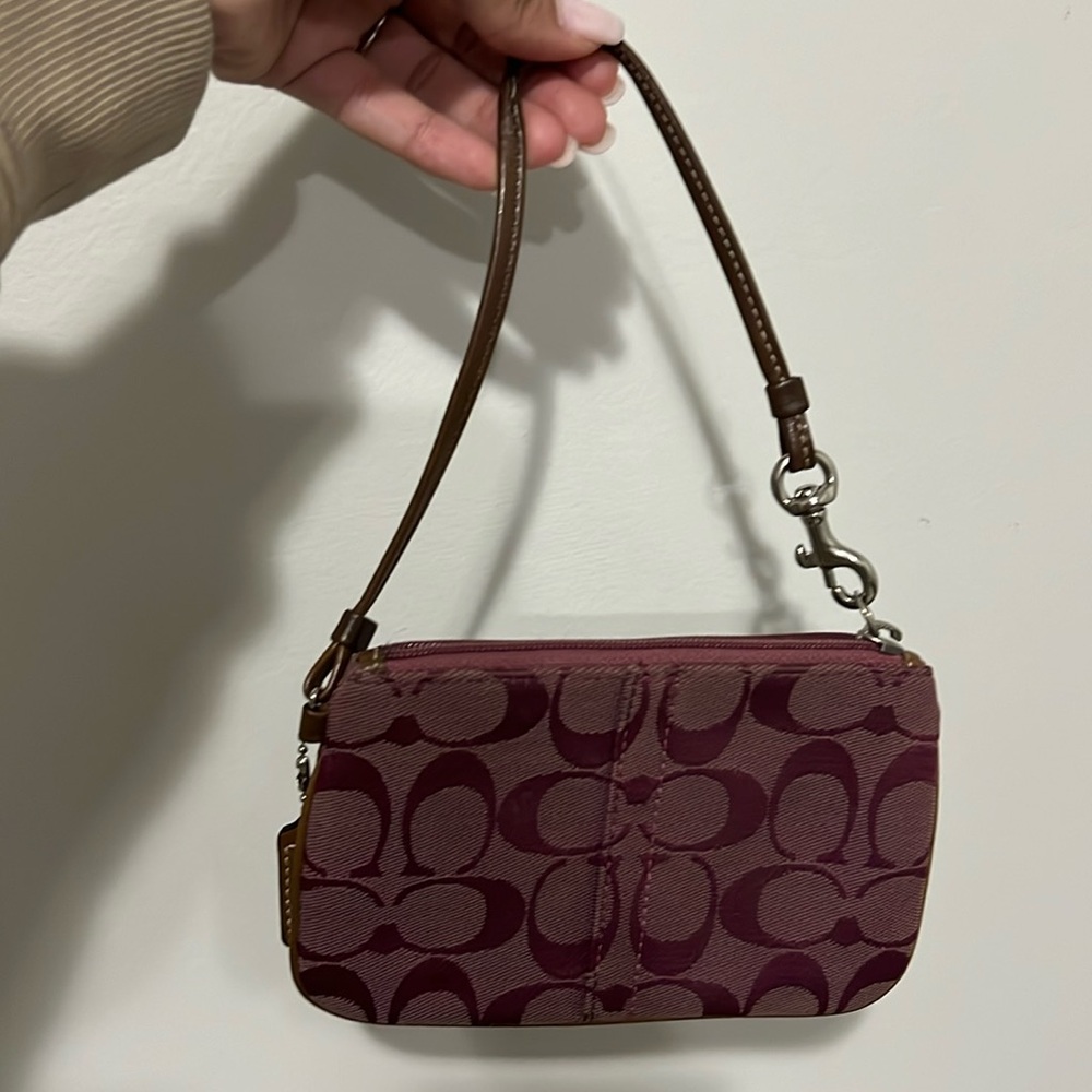SOLD 🚨 Coach Grape Purple Signature Optic Wristlet